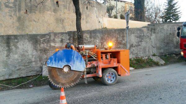 Trancheuse sur pneu pour réalisation de micro tranchées en milieu urbain